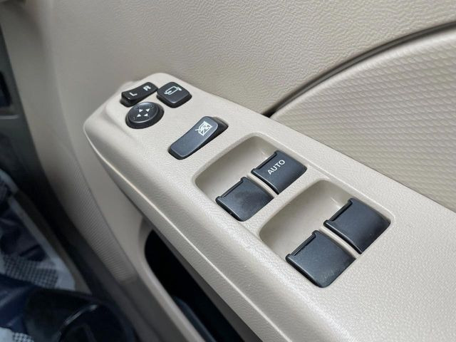 【電動格納ミラー】サイドミラーは電動格納式となっており、狭い駐車場でもキズがつくリスクを抑えられます。
