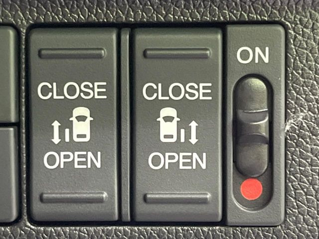 【両側パワースライドドア】スマートキーや運転席のスイッチで後席両側スライドドアの開閉が可能♪電動だから力を入れてドアを開ける必要が無く、小さなお子様でも簡単に開け閉めでき快適です♪