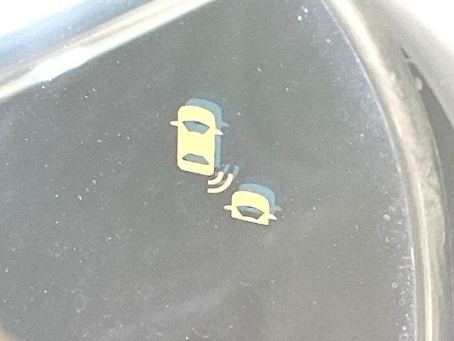【ブラインドスポットインフォメーション】走行中、ドアミラーの死角になりやすい箇所に後続車が接近するとサイドミラー付近に警告を表示、ドライバーに注意喚起をしてくれます。
