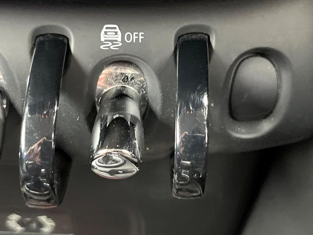 ●横滑り防止装置:トラクションコントロールを介してカーブ走行時などで車両の制御を行ってくれます。