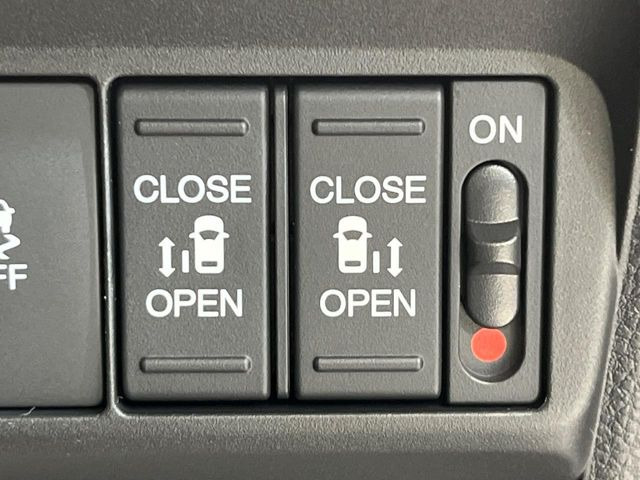 【両側パワースライドドア】スマートキーや運転席のスイッチで後席両側スライドドアの開閉が可能♪電動だから力を入れてドアを開ける必要が無く、小さなお子様でも簡単に開け閉めでき快適です♪