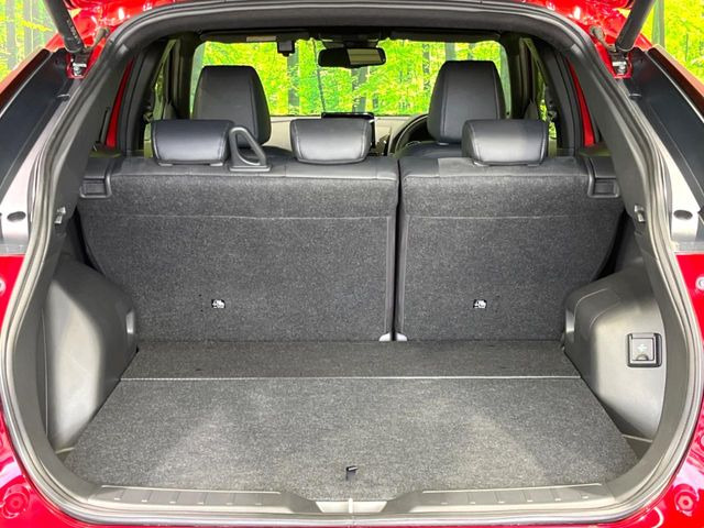 普段のお買い物や通勤、送迎等に十分な荷室スペースを確保しております。セカンドシートを倒すと、大きな荷物の積載も可能です♪