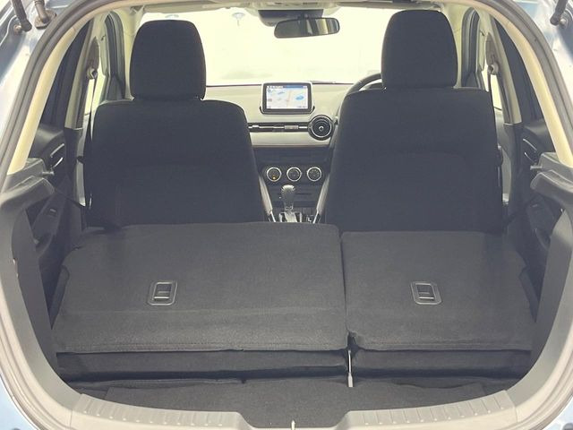 積み下ろしのしやすいデッキにはたっぷりと荷物を積み込んでいただけます。遊びから仕事まで、様々なシーンで頼れます♪