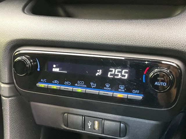 【オートエアコン】一度お好みの温度に設定すれば、車内の温度を検知し風量や温度を自動で調整。暑い&hellip;寒い&hellip;と何度もスイッチ操作をする必要はありません。快適な車内空間には必須の機能ですね♪
