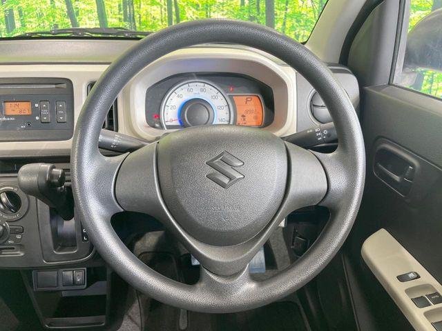 �C���e���A�ɍ��킹���f�U�C���̃X�e�A�����O�́A�^�]�������̂��Ƃ��l���A�^�]���₷���`��A�傫���ł��B�����x�A���ۂɐG���Ă��m���߂��������B