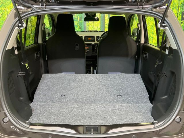 積み下ろしのしやすいデッキにはたっぷりと荷物を積み込んでいただけます。遊びから仕事まで、様々なシーンで頼れます♪