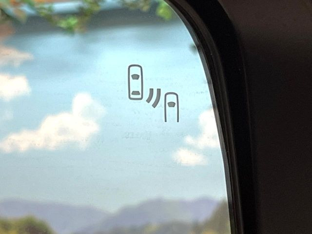 【ブラインドスポットワーニング】走行中、ドアミラーの死角になりやすい箇所に後続車が接近するとサイドミラー付近に警告を表示、ドライバーに注意喚起をしてくれます。