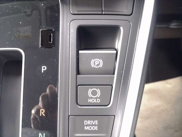 ★電動パーキングブレーキ★ブレーキペダルから足を離しても停車状態を保持できるオートブレーキホールド機能!スイッチを引き上げるだけで作動しアクセルを踏むと自動で解除します!