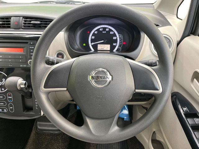 インテリアに合わせたデザインのステアリングは、運転される方のことも考え、運転しやすい形状、大きさです。是非一度、実際に触ってお確かめください。