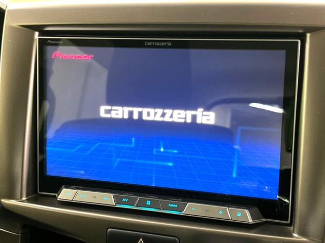 【大画面ナビ】人気の大型9インチナビを装備。存在感のある大画面はインパクト大!ナビ利用時のマップ表示は見やすく、テレビやDVDは臨場感がアップ!いつものドライブがグッと楽しくなります♪