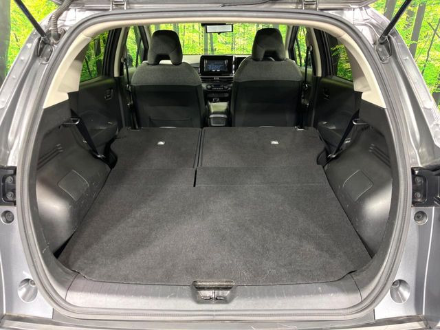 普段のお買い物や通勤、送迎等に十分な荷室スペースを確保しております。セカンドシートを倒すと、大きな荷物の積載も可能です♪