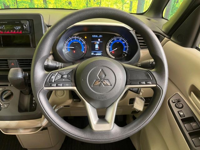 �C���e���A�ɍ��킹���f�U�C���̃X�e�A�����O�́A�^�]�������̂��Ƃ��l���A�^�]���₷���`��A�傫���ł��B�����x�A���ۂɐG���Ă��m���߂��������B