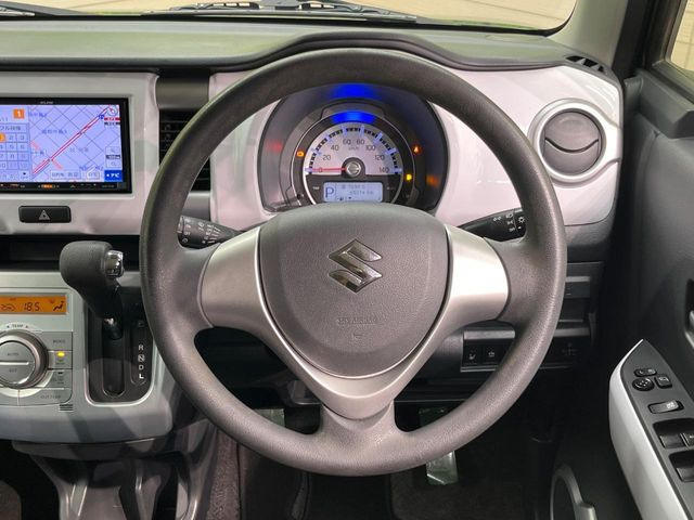 インテリアに合わせたデザインのステアリングは、運転される方のことも考え、運転しやすい形状、大きさです。是非一度、実際に触ってお確かめください。