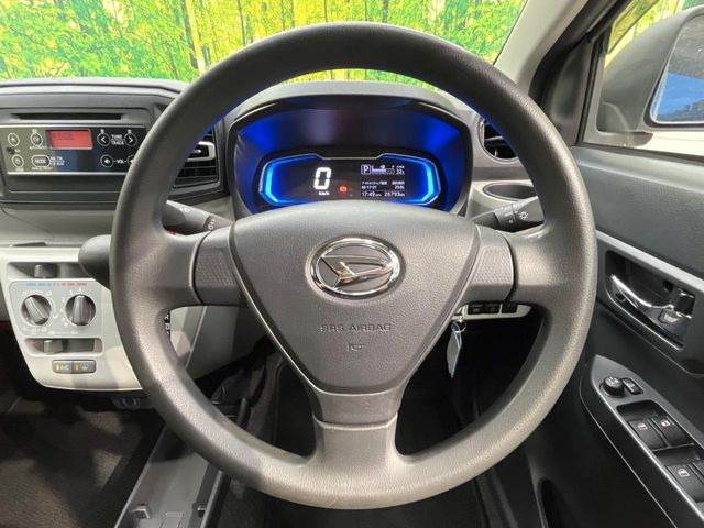 インテリアに合わせたデザインのステアリングは、運転される方のことも考え、運転しやすい形状、大きさです。是非一度、実際に触ってお確かめください。