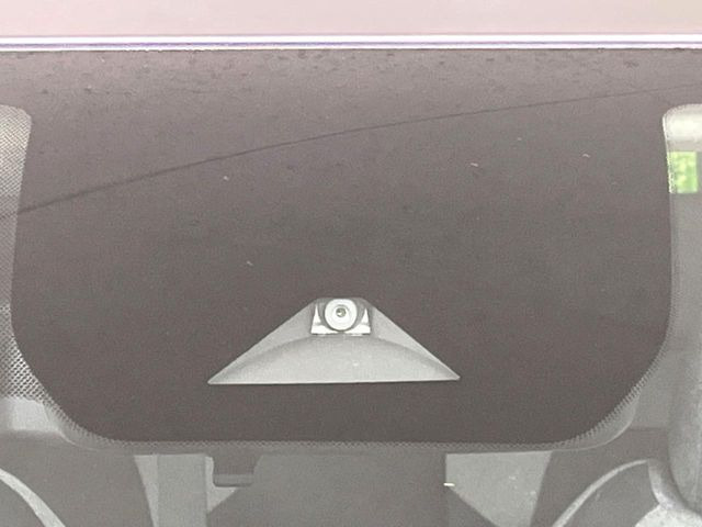 【エマージェンシーブレーキ】走行中に前方の車両等を認識し、衝突しそうな時は警報とブレーキで衝突回避と被害軽減をアシスト。より安全にドライブをお楽しみいただけます。