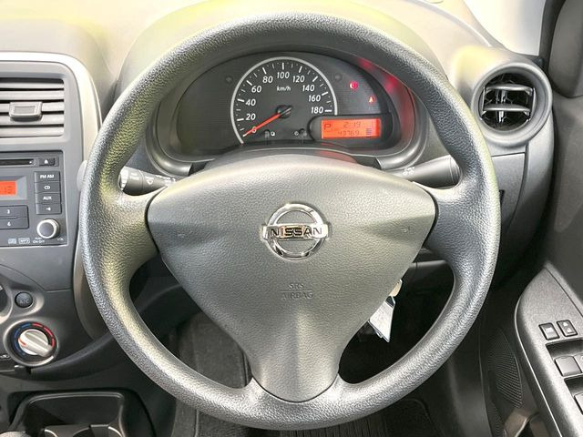 �C���e���A�ɍ��킹���f�U�C���̃X�e�A�����O�́A�^�]�������̂��Ƃ��l���A�^�]���₷���`��A�傫���ł��B�����x�A���ۂɐG���Ă��m���߂��������B