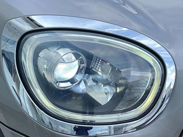 ●LEDヘッドライト:夜間走行時も良好な視界を確保し安心して運転できる高輝度LEDヘッドライトを装備!点灯速度が早く、消費電力も抑えられています。
