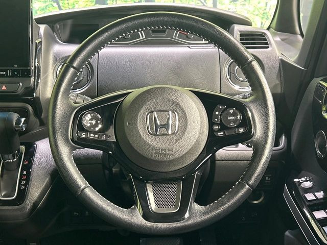 【純正革巻きステアリング】上質な革を使用することで、手にしっかり馴染みとても運転しやすいハンドルです♪