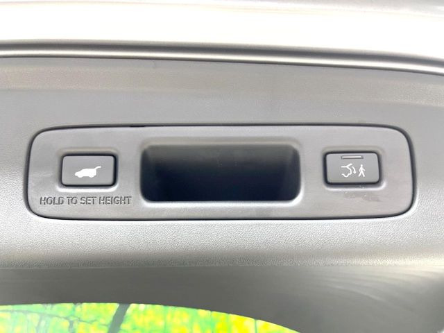 【パワーバックドア】スマートキーや運転席のボタンを押すだけでリアゲートが自動で開閉します!荷物を持っている時や、高い位置にあるバックドアを閉める際に便利な機能です♪