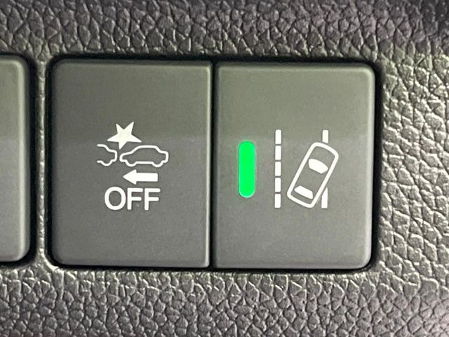 【ホンダセンシング】走行中に前方の車両等を認識し、衝突しそうな時は警報とブレーキで衝突回避と被害軽減をアシスト。より安全にドライブをお楽しみいただけます。