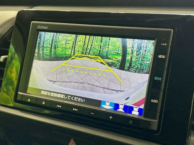 【バックカメラ】駐車時に後方がリアルタイム映像で確認できます。大型商業施設や立体駐車場での駐車時や、夜間のバック時に大活躍!運転スキルに関わらず、今や必須となった装備のひとつです!