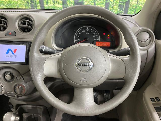 �C���e���A�ɍ��킹���f�U�C���̃X�e�A�����O�́A�^�]�������̂��Ƃ��l���A�^�]���₷���`��A�傫���ł��B�����x�A���ۂɐG���Ă��m���߂��������B