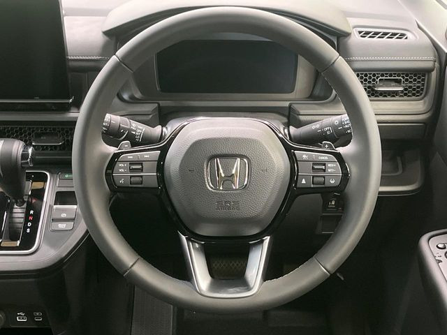 【ホンダセンシング】走行中に前方の車両等を認識し、衝突しそうな時は警報とブレーキで衝突回避と被害軽減をアシスト。より安全にドライブをお楽しみいただけます。