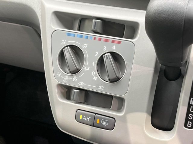寒い冬も暑い夏も全席に快適な空調を届けてくれる、ダイヤル式エアコンを装備♪