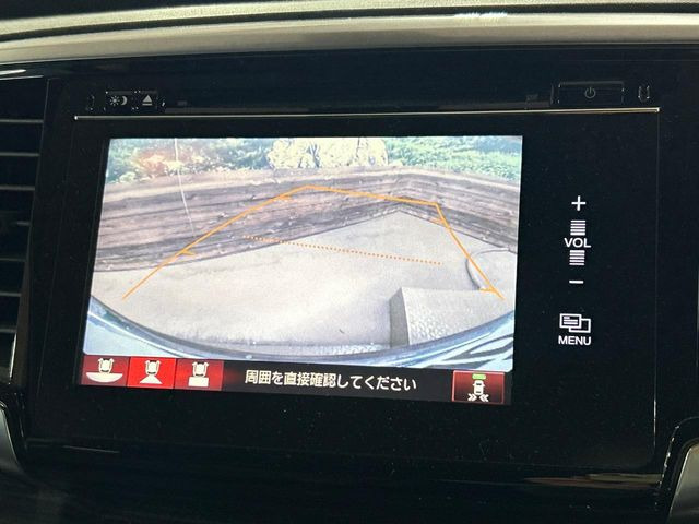 【バックカメラ】駐車時に後方がリアルタイム映像で確認できます。大型商業施設や立体駐車場での駐車時や、夜間のバック時に大活躍!運転スキルに関わらず、今や必須となった装備のひとつです!
