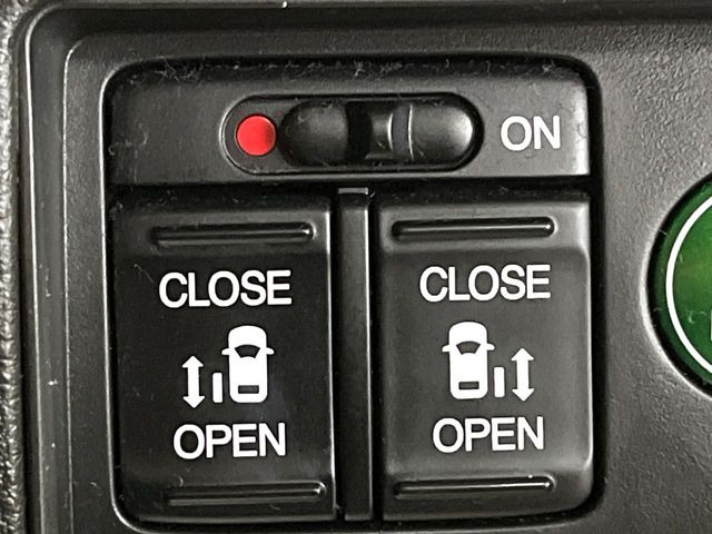 【両側パワースライドドア】スマートキーや運転席のスイッチで後席両側スライドドアの開閉が可能♪電動だから力を入れてドアを開ける必要が無く、小さなお子様でも簡単に開け閉めでき快適です♪