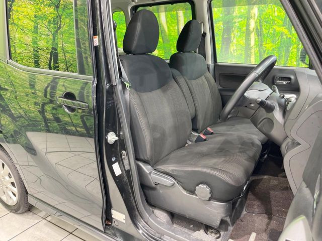 運転席シート廻りは使用感も少なく、良好な状態となっています。丁寧に使われていたことがよくわかりますね。