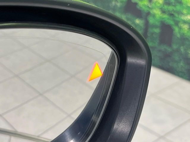 【後方車輛検知】走行中、ドアミラーの死角になりやすい箇所に後続車が接近するとサイドミラー付近に警告を表示、ドライバーに注意喚起をしてくれます。