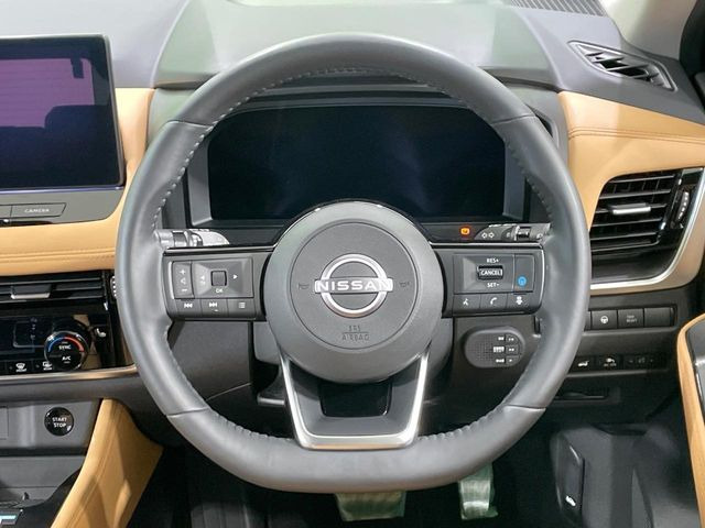 【ステアリングヒーター】冬場に冷たくなりやすい革巻きステアリングを、スイッチ一つで素早く適温に!エアコンよりも早く温まってくれるので、寒い日の運転も快適になりますね♪
