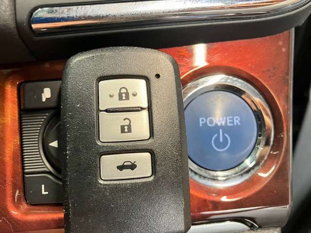 【スマートキー&プッシュスタート】ドアハンドルを軽く握る、またはドアハンドルのスイッチを押すだけで施錠施錠ができます♪またブレーキを踏みながらスタートボタンを押すだけで、エンジンが始動します♪