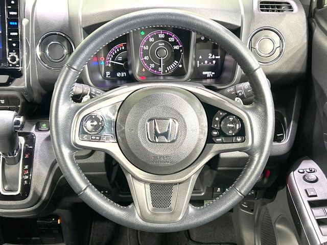 【パドルシフト】ハンドルから手を離さずに素早くシフトアップ&ダウンができるので、エンジンブレーキを使う下り坂や高速道路の合流で加速したい場面で役立ちます。