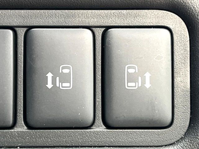 【両側パワースライドドア】スマートキーや運転席のスイッチで後席両側スライドドアの開閉が可能♪電動だから力を入れてドアを開ける必要が無く、小さなお子様でも簡単に開け閉めでき快適です♪