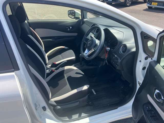 運転席は足元広々です。リラックスして運転できますね。