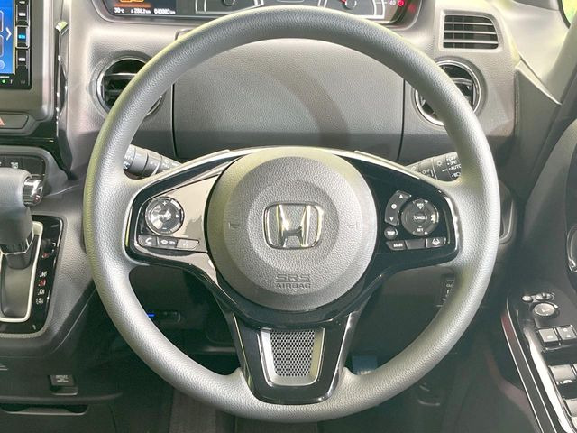 インテリアに合わせたデザインのステアリングは、運転される方のことも考え、運転しやすい形状、大きさです。是非一度、実際に触ってお確かめください。