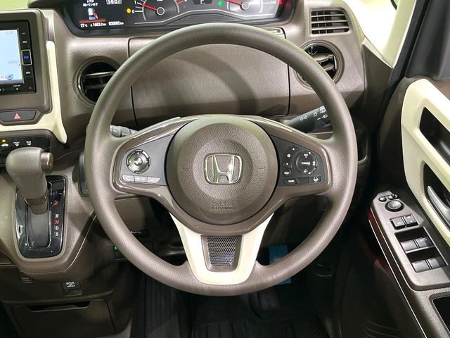 インテリアに合わせたデザインのステアリングは、運転される方のことも考え、運転しやすい形状、大きさです。是非一度、実際に触ってお確かめください。