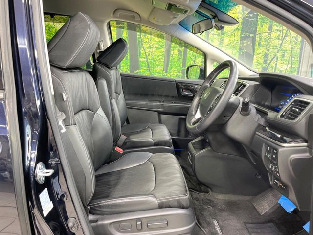 運転席まわりには十分なスペースがあり、大柄な方でもゆったり運転していただける環境です。