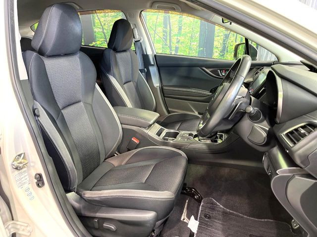 運転席まわりには十分なスペースがあり、大柄な方でもゆったり運転していただける環境です。