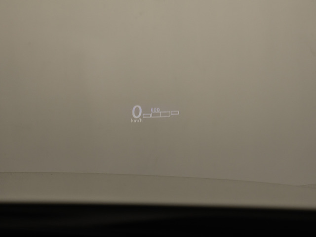 ヘッドアップ・ディスプレイ(HUD)現在のスピードや、前方の車線情報など、運転に必要な情報を、目の前のウインドウガラスに表示する機能です。これにより、目線の移動が少なく済み、安全です。