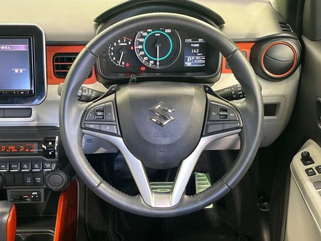 �C���e���A�ɍ��킹���f�U�C���̃X�e�A�����O�́A�^�]�������̂��Ƃ��l���A�^�]���₷���`��A�傫���ł��B�����x�A���ۂɐG���Ă��m���߂��������B