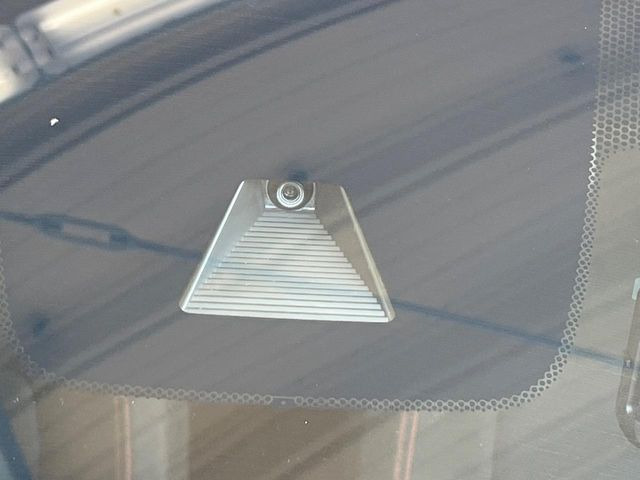 【ホンダセンシング】走行中に前方の車両等を認識し、衝突しそうな時は警報とブレーキで衝突回避と被害軽減をアシスト。より安全にドライブをお楽しみいただけます。
