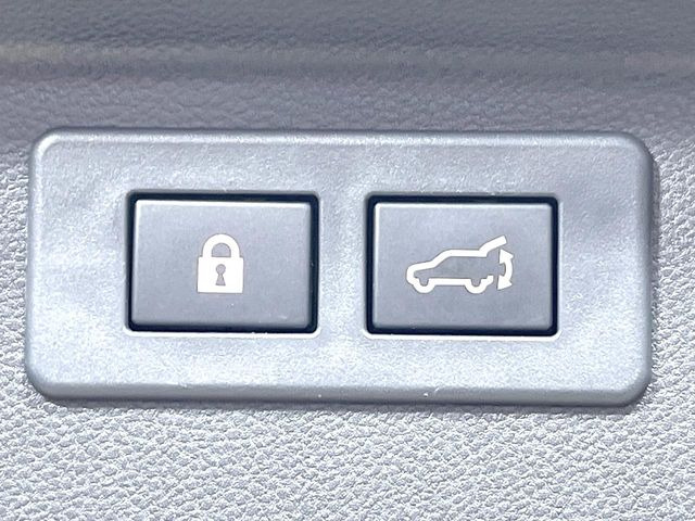 【パワーバックドア】スマートキーや運転席のボタンを押すだけでリアゲートが自動で開閉します!荷物を持っている時や、高い位置にあるバックドアを閉める際に便利な機能です♪