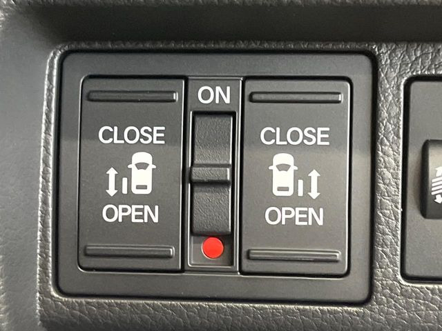 【両側パワースライドドア】スマートキーや運転席のスイッチで後席両側スライドドアの開閉が可能♪電動だから力を入れてドアを開ける必要が無く、小さなお子様でも簡単に開け閉めでき快適です♪