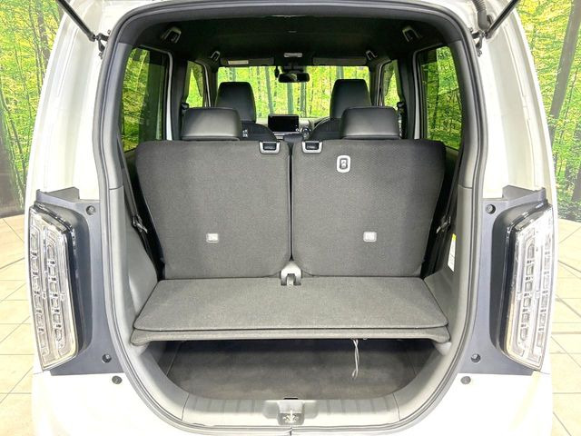 積み下ろしのしやすいデッキにはたっぷりと荷物を積み込んでいただけます。遊びから仕事まで、様々なシーンで頼れます♪