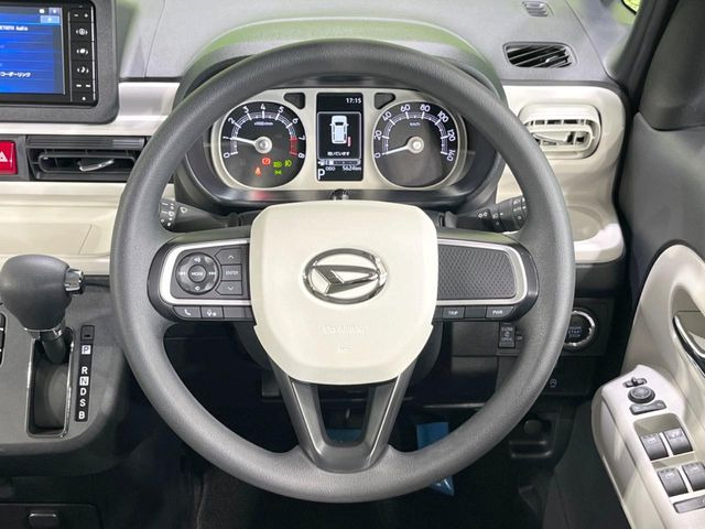 インテリアに合わせたデザインのステアリングは、運転される方のことも考え、運転しやすい形状、大きさです。是非一度、実際に触ってお確かめください。