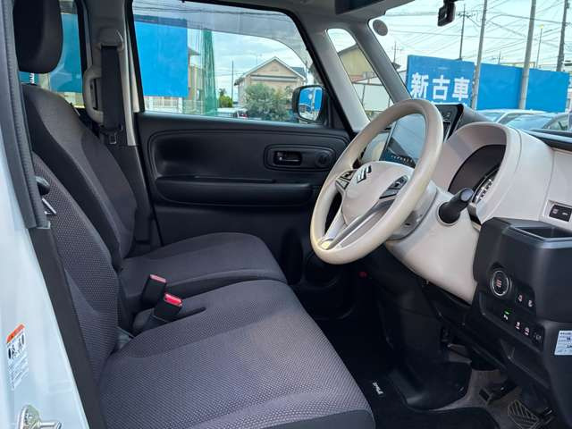 運転席は足元広々です。リラックスして運転できますね。