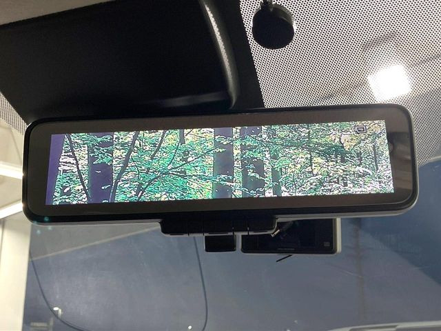 【インテリジェントルームミラー】後席の大きな荷物や同乗者で後方が確認しづらい時でも安心!カメラが撮影した車両後方の映像をルームミラー内に表示。クリアな視界で状況の確認が可能です!